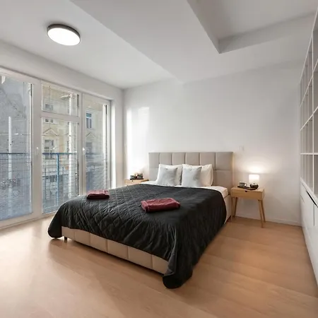 Lam Cream Old Town Balcony & Ac Apartamento Bratislava