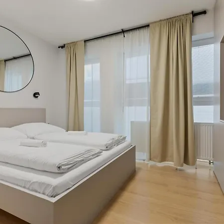 Апартаменты Lam Cream Old Town Balcony & Ac Братислава