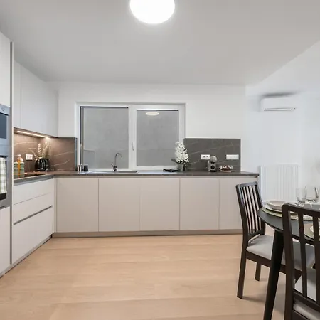 Lam Cream Old Town Balcony & Ac شقة براتسيلافا